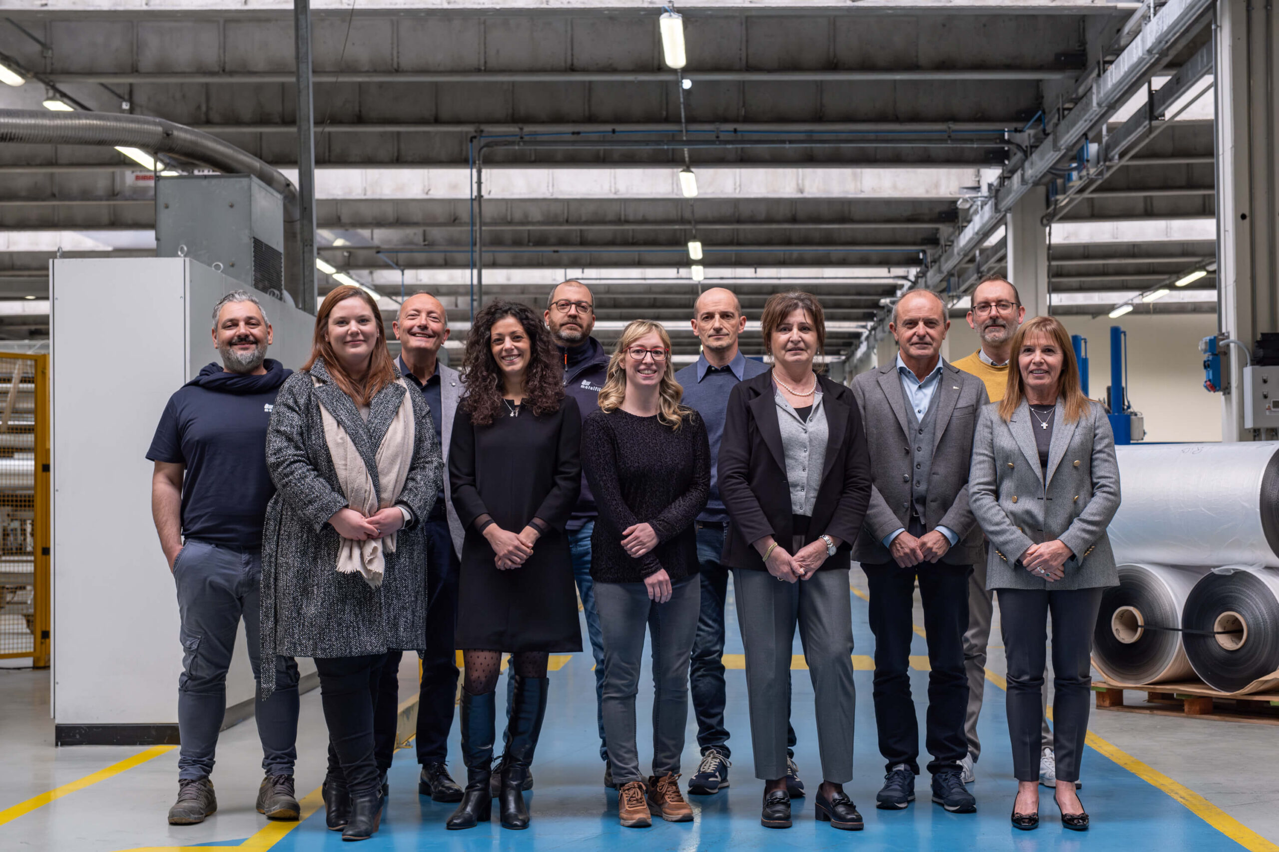 Team Metalfilms all’interno dello stabilimento produttivo, reparto metallizzazione e trasformazione film tecnici.